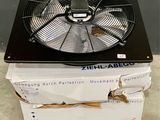 un ventilateur posé sur une boîte