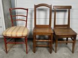 trois chaises placées les unes à côté des autres devant une porte de garage