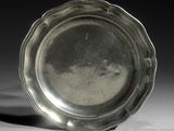 un plateau d'argent posé sur une table
