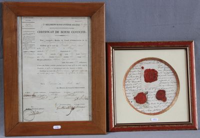 deux photographies encadrées représentant un document et une photo encadrée d'une fleur