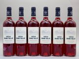 six bouteilles de vin rouge sont alignées