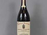 une bouteille de vin posée sur une table