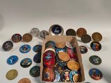 une boîte remplie de pièces de monnaie posée sur une table