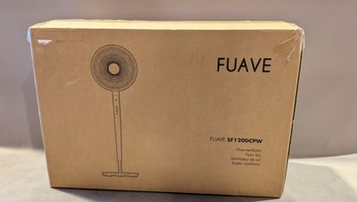 La boîte d'un ventilateur est posée sur la table