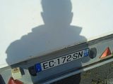 l'ombre d'une personne debout devant un camion