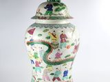 une image représentant un vase chinois orné d'un dragon sur le couvercle