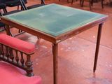 de nombreuses chaises et une table dans une pièce où se trouvent de nombreuses tables