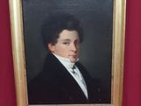 portrait d'un jeune homme en costume noir et chemise blanche
