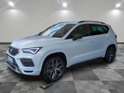 un SUV blanc garé dans un garage au sol carrelé
