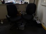 deux chaises de bureau noires placées devant une fenêtre