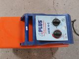 une boîte orange et bleue sur laquelle se trouve un appareil électronique