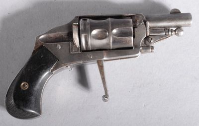 un revolver argenté avec une poignée noire sur une surface blanche