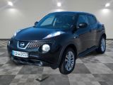 une photo d'un SUV Nissan Juke noir garé dans un garage
