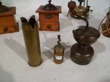 de nombreux objets anciens de toutes sortes exposés sur une table