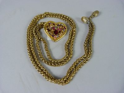 un gros plan d'un collier orné d'un pendentif en forme de cœur