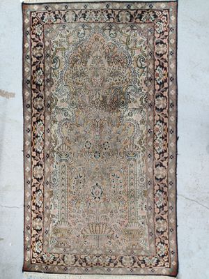 J/ Tapis laine à décor d'un jardin fleuri, 160x90cm.