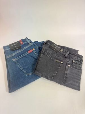 deux paires de jeans posées l'une sur l'autre sur une table