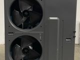 un climatiseur surmonté de deux ventilateurs dans une pièce