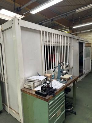 une photo d'un atelier d'usine rempli de machines