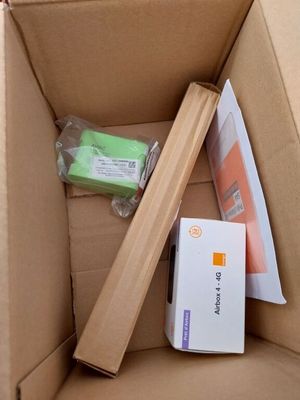 une boîte en carton contenant une boîte de mouchoirs et une boîte de mouchoirs