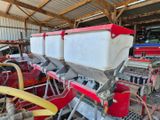 une grosse machine qui se trouve au milieu d'une grange