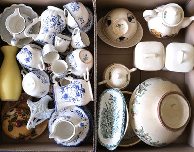une boîte remplie de tasses et de soucoupes à thé et à café