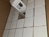 une boîte en carton contenant tout un tas de boîtes blanches