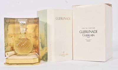 un flacon de parfum à côté d'un coffret de parfum