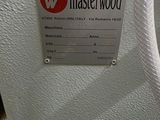 une étiquette au dos d'une machine à coudre sur laquelle est inscrit « Masterwood »