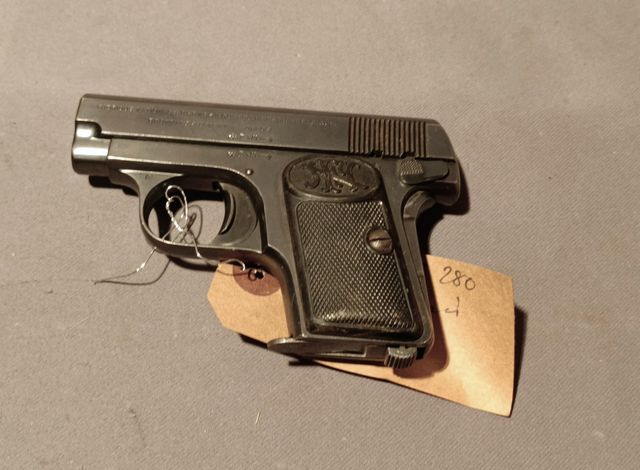 Catégorie B. Pistolet semi-automatique BROWNING. Calibre 6.35 mm,