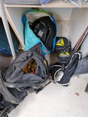 de nombreux skis et bâtons de ski par terre