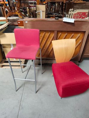 deux chaises placées l'une à côté de l'autre dans une pièce