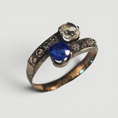 Gros plan sur une bague ornée d'une pierre bleue