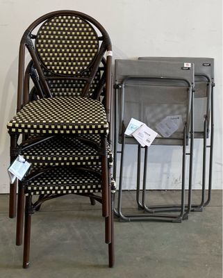 une pile de chaises et une table dans une pièce