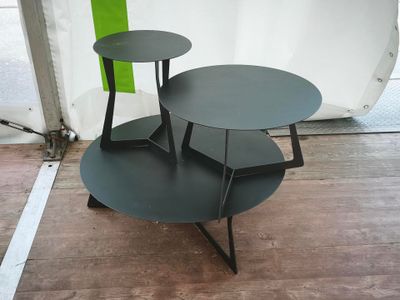 deux tables posées l'une sur l'autre sur un plancher en bois