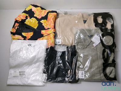 un tas de vêtements posés sur une table