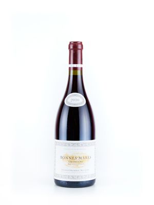 une bouteille de vin posée sur une table