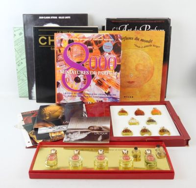 trois livres et une boîte de chocolats sont posés sur une table