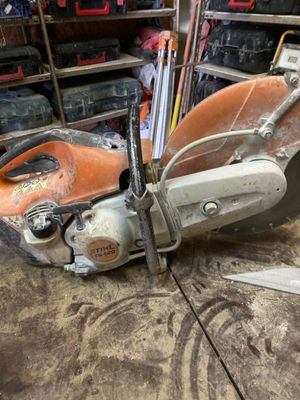 a machine that is sitting on the floor in the garage