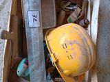 un casque de chantier jaune posé sur une caisse en bois