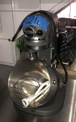 un mixeur posé sur un plan de travail dans une cuisine