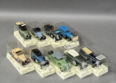 six petites voitures dans une vitrine posée sur une table