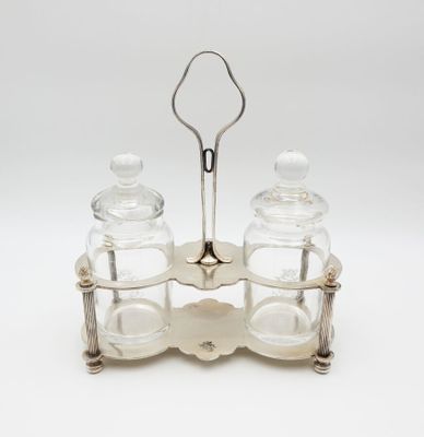 une paire de salières et poivrières en verre posées sur un socle