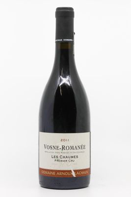 la bouteille de vin est posée sur une surface blanche