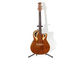 une guitare en bois posée sur un support, sur fond blanc