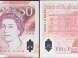 trois billets de banque différents, sur lesquels figure l'image d'une femme d'un côté et celle d'un homme de l'autre