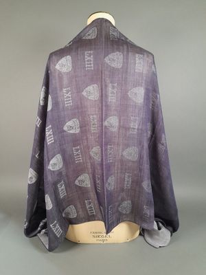 le dos d'un châle violet orné d'un motif d'oiseaux