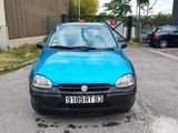 une voiture bleue garée sur le parking