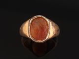 une bague en or avec une pierre de cornaline au centre