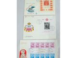 un ensemble de quatre timbres différents superposés les uns sur les autres